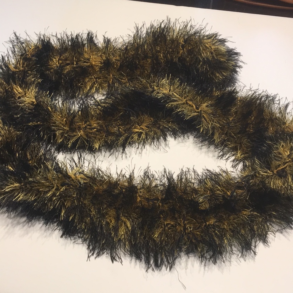 Scarf gold and black